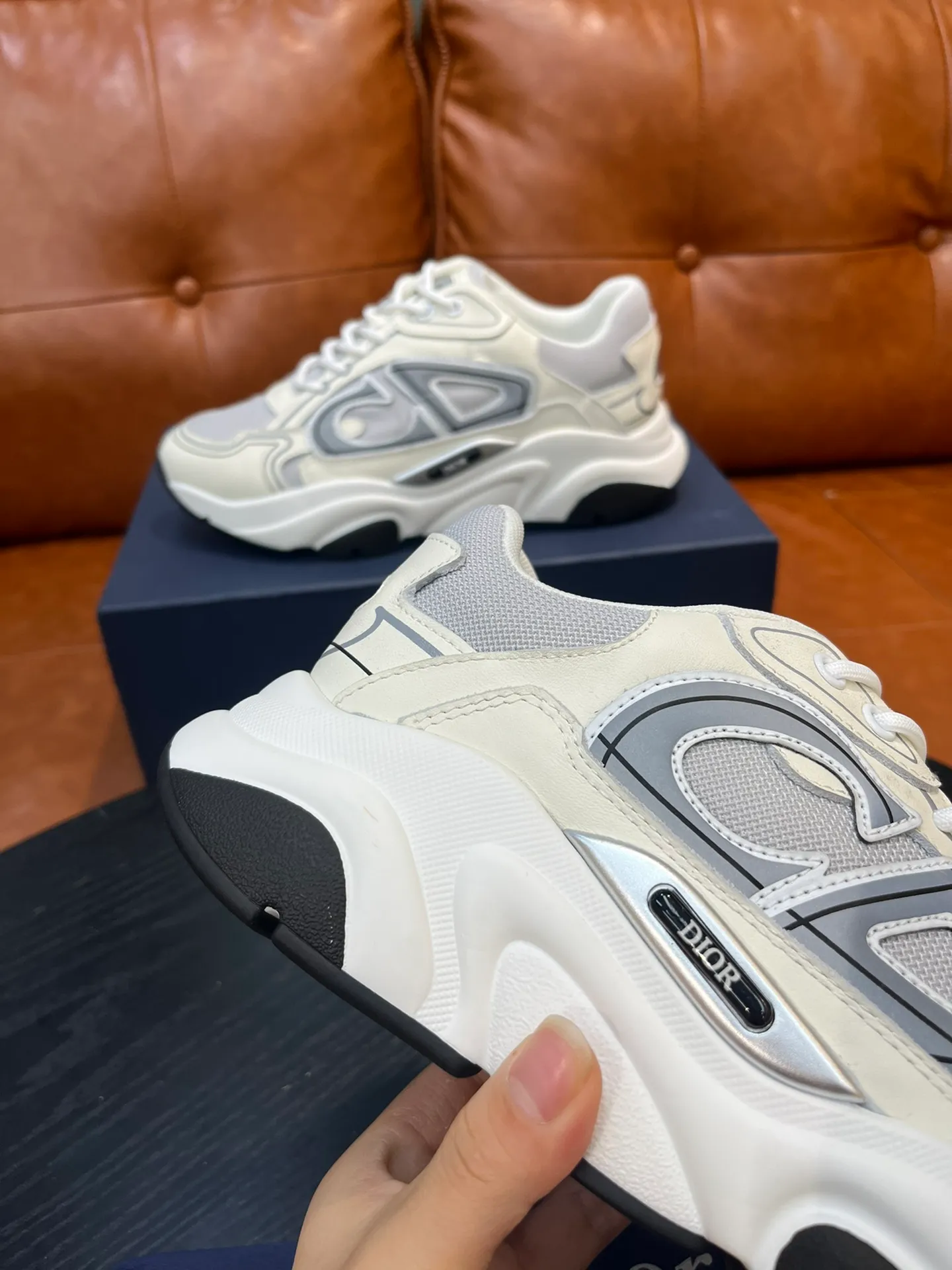 Factory price 540💰Dior B22 men's jogging fashion sneakers. This item draws inspiration from retro jogging shoes. It adopts a thick low-top design, with an upper made of leather and mesh fabric, and a black and white engraved rubber sole. Decorated with an embossed "CD" logo on the side. Code number: 39-44